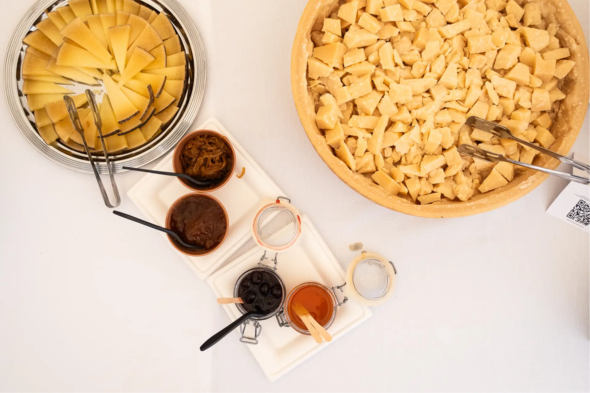 Tagliere di formaggi con confetture artigianali e miele per buffet