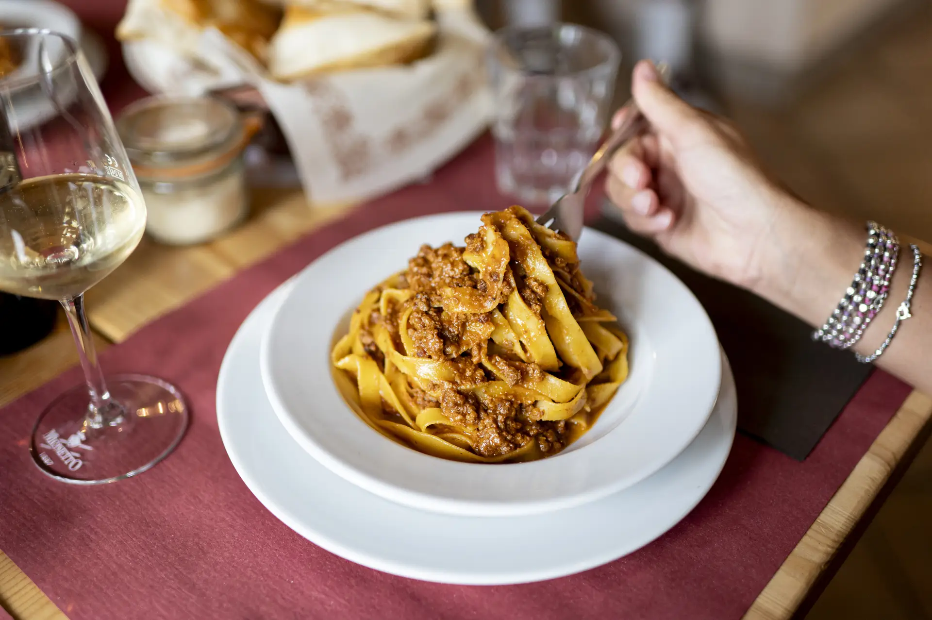 Tagliatelle al ragù servite in piatto fondo – cucina tradizionale bolognese