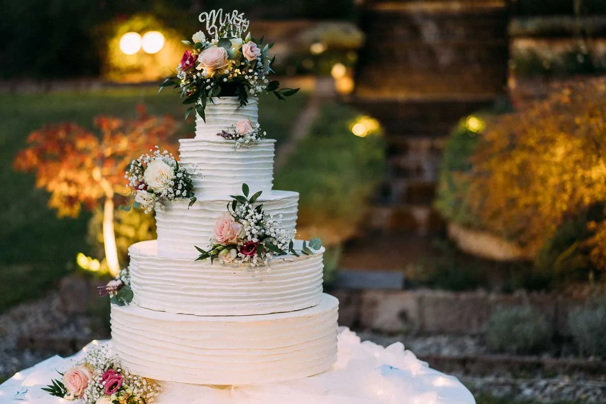 Torta nuziale a più piani decorata con fiori freschi realizzata da Ali di Zucchero