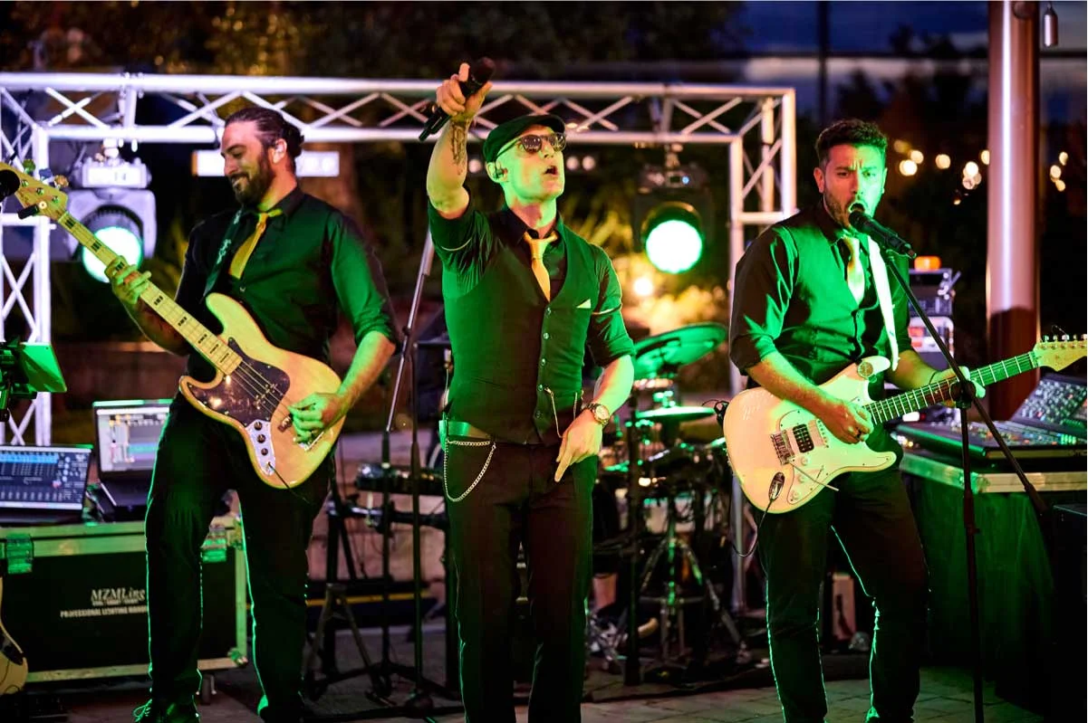 Colpo Sicuro Partyband durante performance live in un matrimonio all’aperto