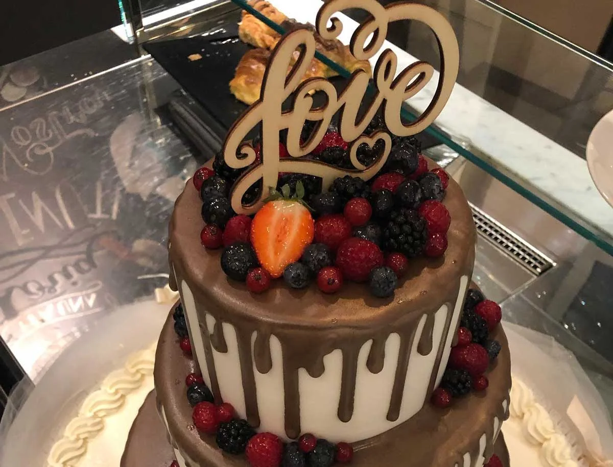 Torta gelato artigianale con frutta fresca e topper Love di Il Gelato di Fini