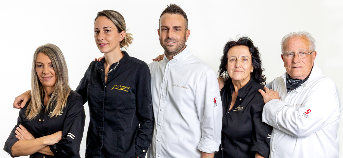 Team di pasticceria artigianale del laboratorio Luca Porretto.