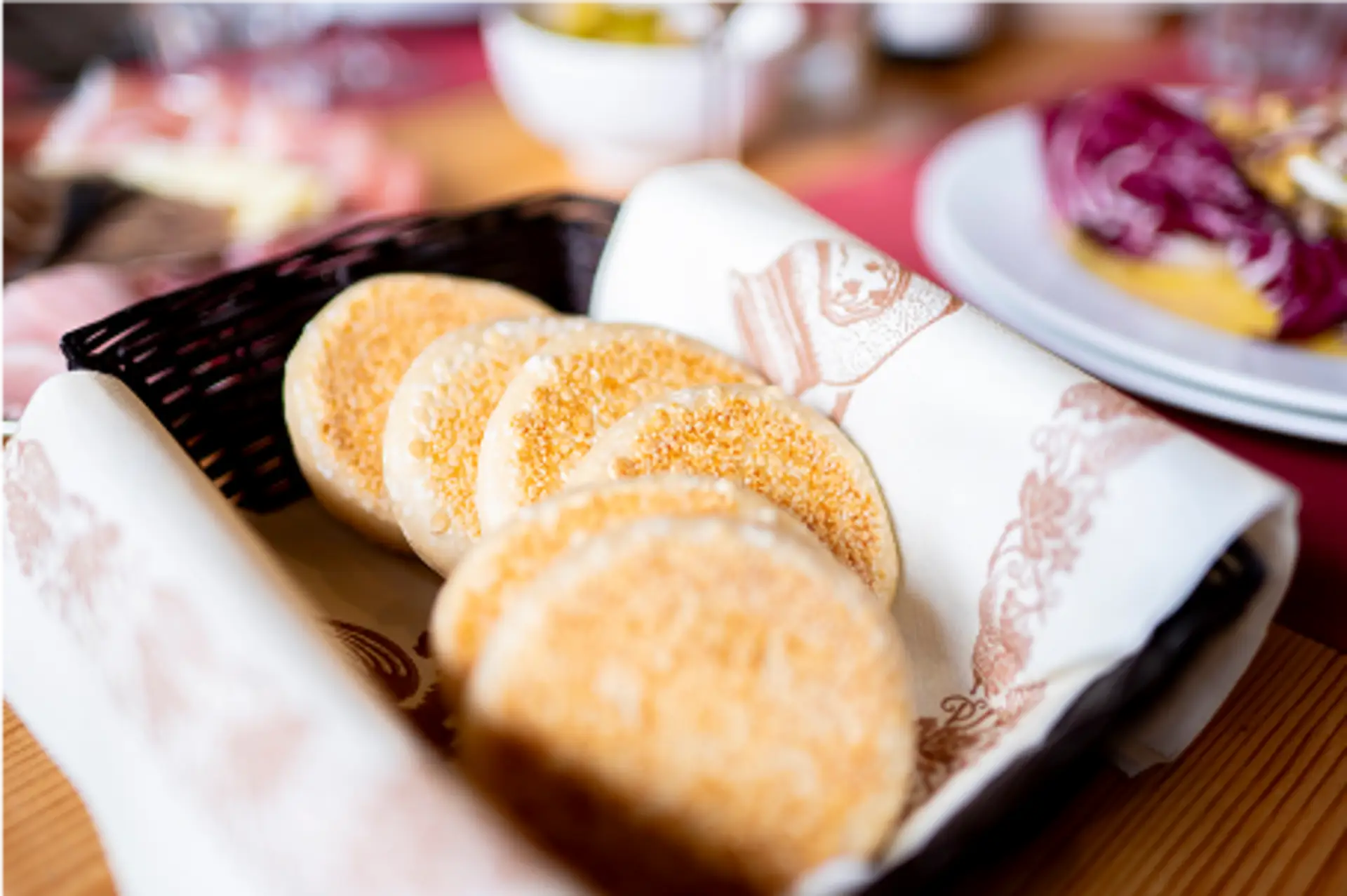 Tigelle fatte a mano viste da vicino