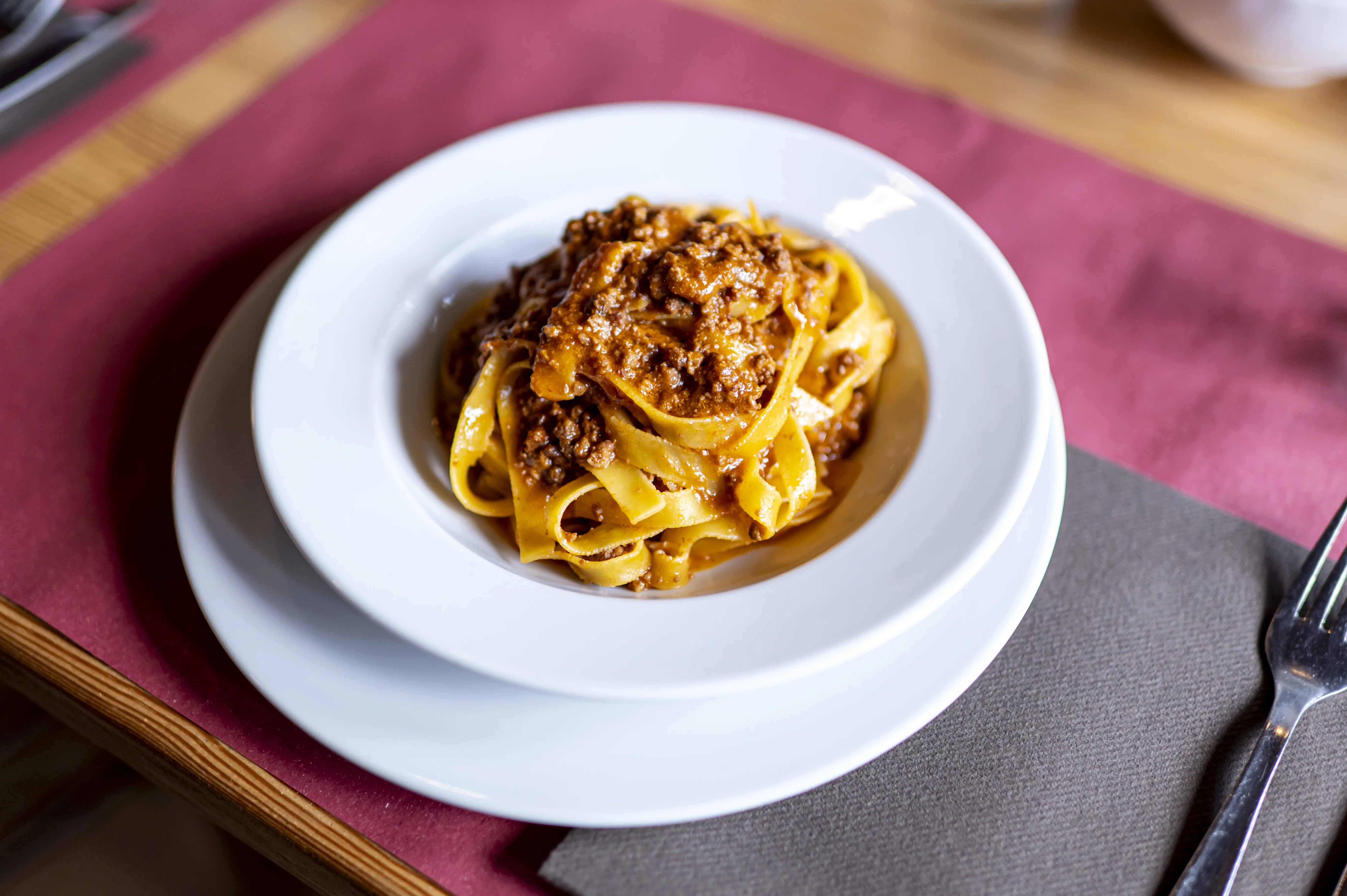 Il team della Casona Tutti Fritti in posa nella sala del ristorante